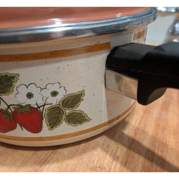 Vintage Strawberry Fields 2 Quart Enamel Cooking Pot with lid - Picture 3 of 16